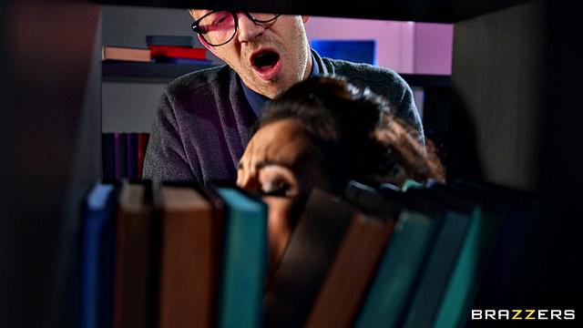 Валентина Бьянко не выдержала похотливого клиента в библиотеке и дала ему секс прямо между стеллажами