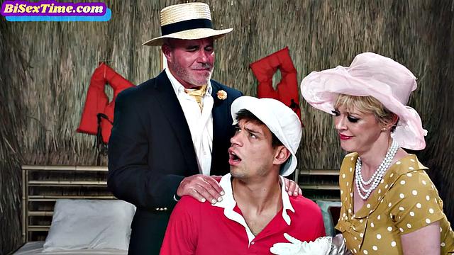 MILF cocksucking in bi 3some