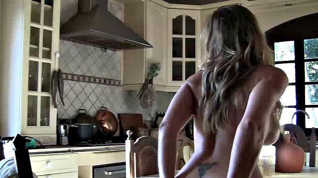 милфа сует бутылку и чуть не оставляет ужин голодным