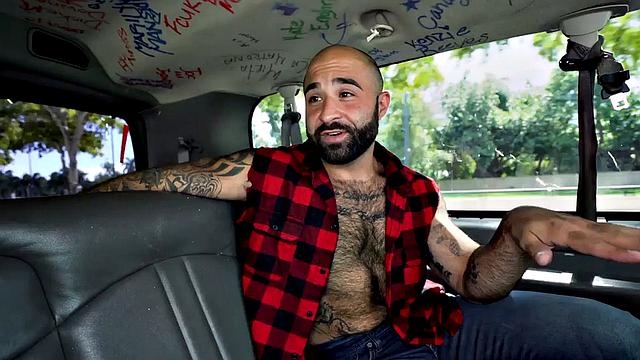 папик отсасывает азиату в фургоне на улице