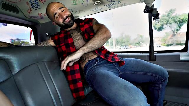 папик отсасывает азиату в фургоне на улице