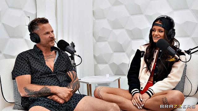 татуированная брюнетка с пирсингом на сосках устраивает жаркий тройничок на диване