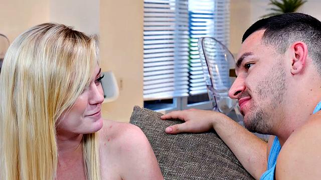 Chloe Foster разрывает диван страстью