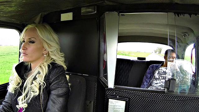 матти с большими сиськами устраивает жару в такси