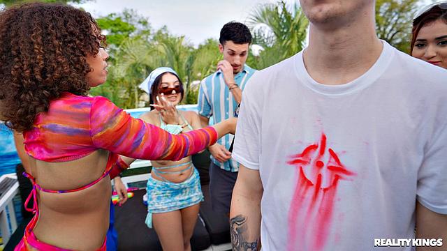 вечеринка на крыше: мокрые футболки и жёсткий трах за деньги