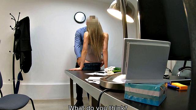 офисная блондинка получает глубокий трах на столе от начальника