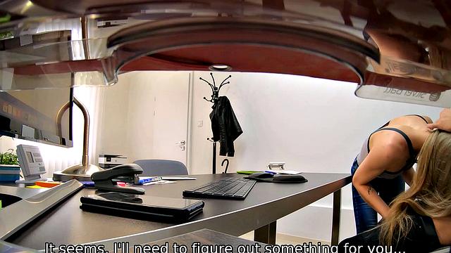 офисная блондинка получает глубокий трах на столе от начальника