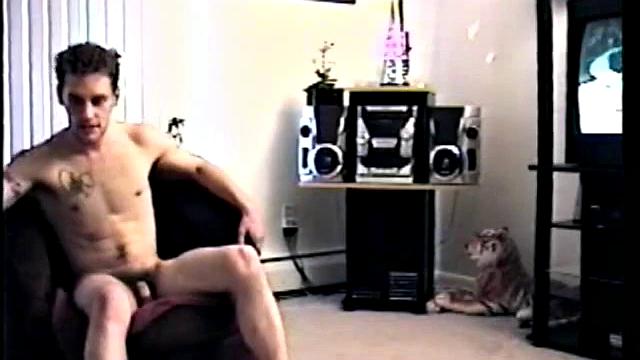 Парень-натурал впервые сосет член на камеру, гей порно для любителей экспериментов.