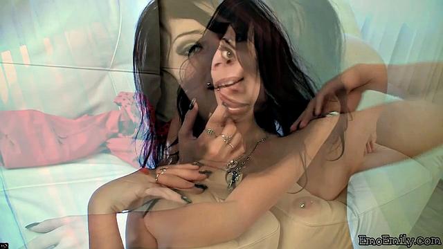 Эмили на диване: показывает сиськи и дрочит так, что даже коту неловко стало.