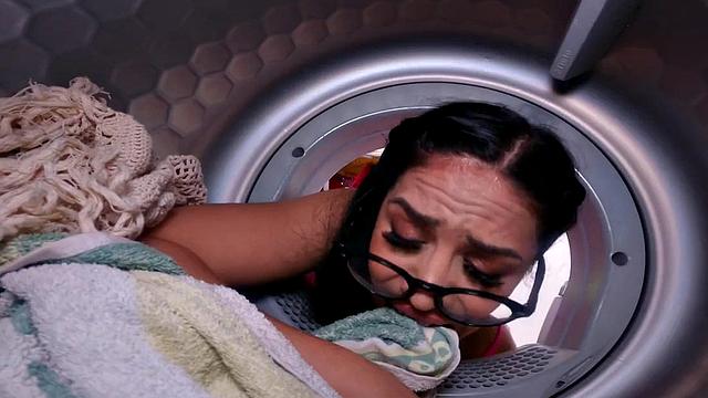 озорная milf в очках получает по полной от большого белого члена