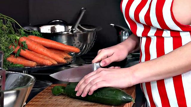 Vipissy - Can You Give Me Drink - Lesbian Piss Drinking