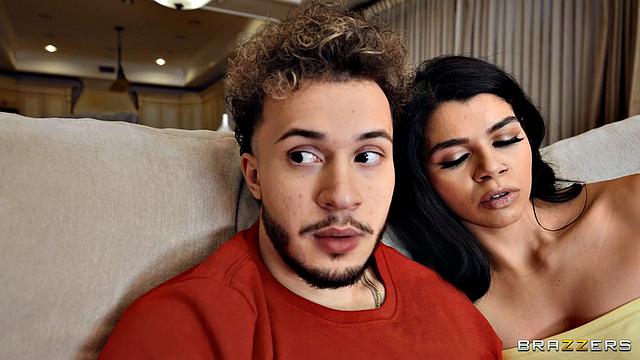 Соблазнительная соседка Sarah дразнит парня подруги и устраивает жаркий секс втроём в общаге.