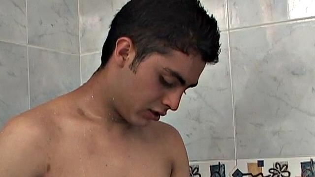 испанский худой твинг трахается в душе