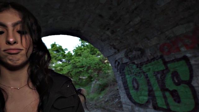 шлюха с большими сиськами трахается сзади на улице