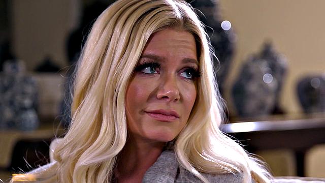 милф-мачеха жестко трахается с взрослой падчерицей