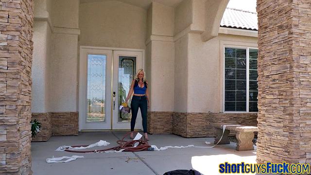 Зрелая с большими сиськами жёстко трахается с коротышкой и орет от кайфа.