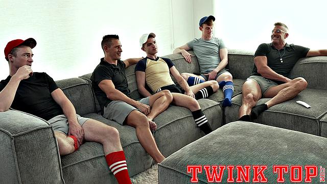 рыжие качки устраивают шоу: один сосёт, второй комментирует