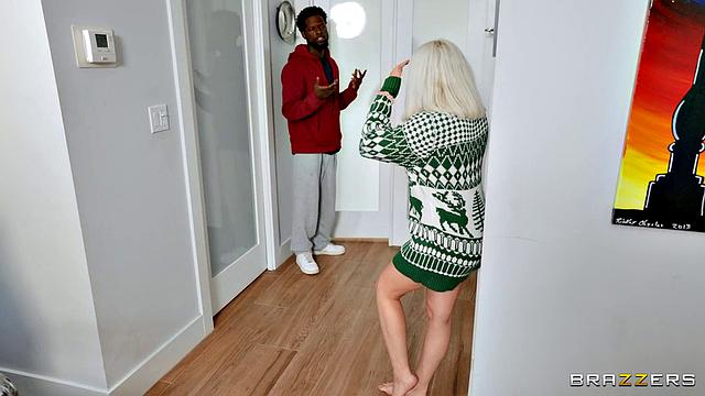 Когда парень знакомится с новой бабушкой и не упускает шанс отжечь по-взрослому - Gia OhMy и Seka Black знают, чем занять гостя, пока его девушка отвлекается.