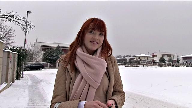 немецкая рыжая отсасывает и скачет на члене под солнцем