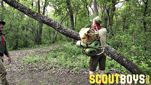 мускулистые парни не могут сдержаться на лесной тропе