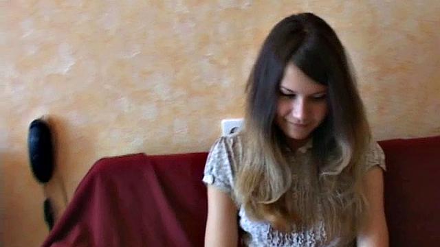 стеснительная альбина не выдержала и разорвалась на оргазме от своих пальцев