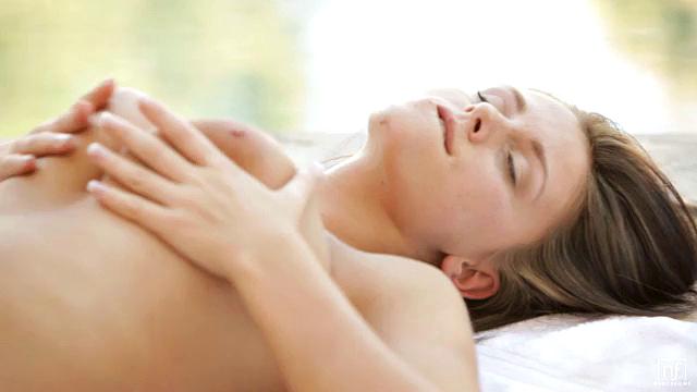 уитни вестгейт натирает свои сиськи и киску маслом, будто это её шведский стол