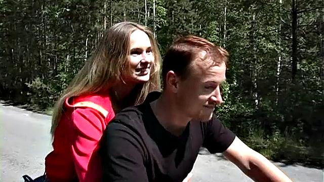 Николь не сдерживается - сосёт Виту и получает жёстко на улице