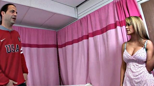 блондинка в каблуках дрочит член джоди бина