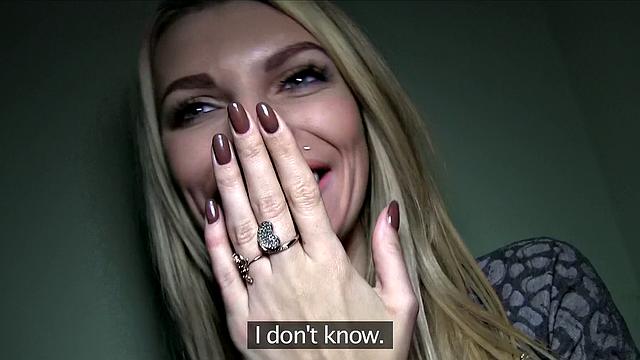 длинноногая блондинка трахается за деньги на свежем воздухе