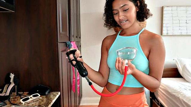 старшая сводная с большими формами учит братана взрослой жизни на мокрой постели