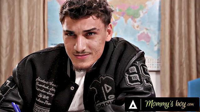 Виктор Рэй жестко трахает зрелую училку Adira Allure после теста, глубокий минет и анал в классе.