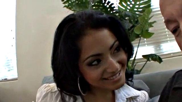 жаркая латинка насаживается на дедушку после дикого минета