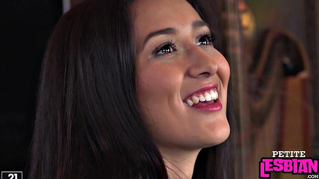 блондинка лижет подругу, а потом переходит на игрушки втроём