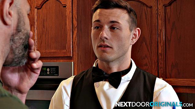 мускулистый красавец жарит зрелого мужика без пощады