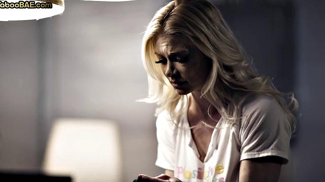 сочная лесби-милфа трется и ласкает подругу в жаркой обстановке