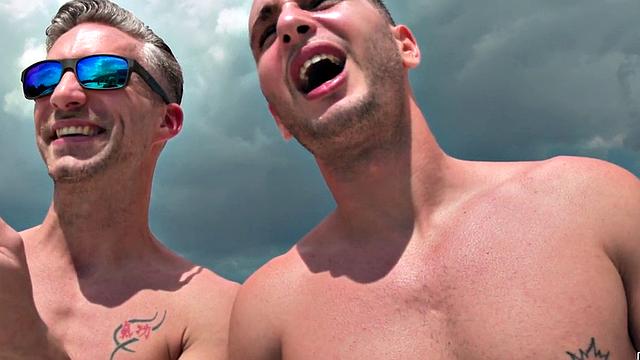 Татуированная красотка в очках ловит двоих и не оставляет ни капли спермы