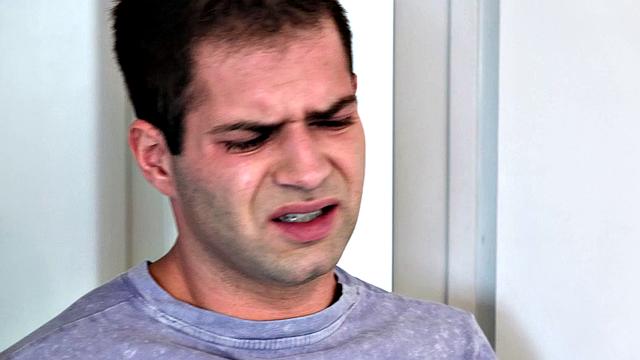 зрелая мама сама соблазняет друга сына и устраивает жару