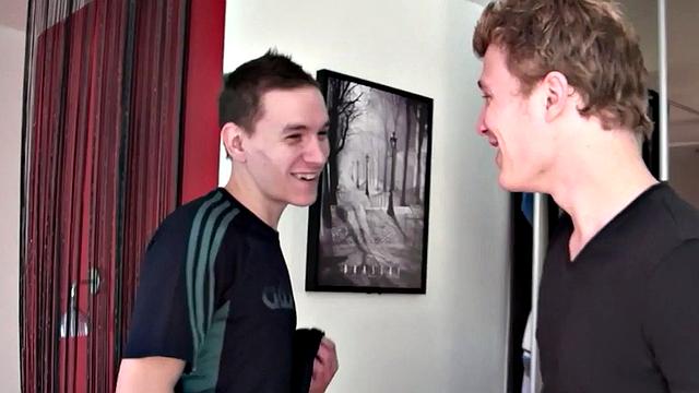 Парень в джокстрепе дико отдается своему парню дома после жаркого минета