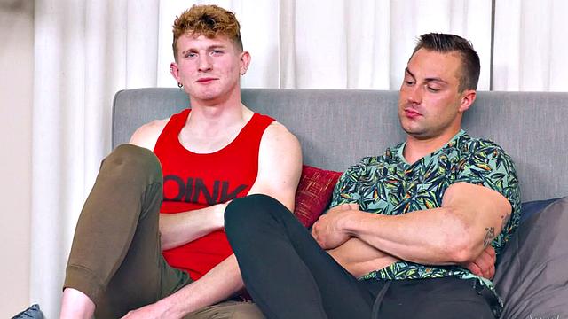 Debut athletic tattooed jock bareback bangs in ass