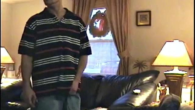 Стрейт парень решает попробовать минет от парня - а потом уже не остановить его улыбку от кайфа.