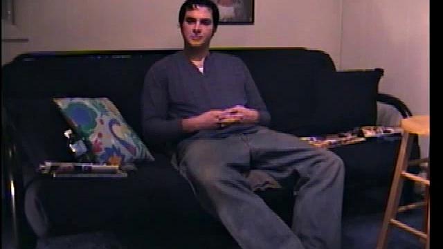 накачанный гетеро дрочит свой член и мощно кончает