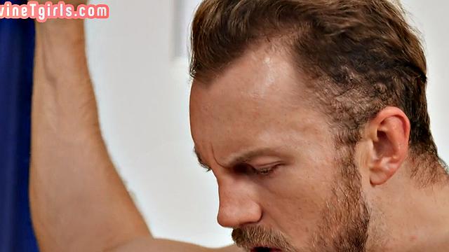 Транс-девочка на огромном члене - страсть до предела