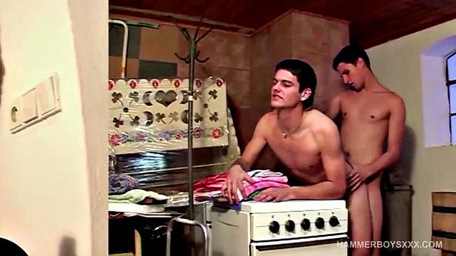 Петя и Ян спорят, кто быстрее отсосёт и кончит на пол, но оба явно не спешат домой!