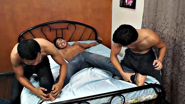 марко в крепких путях: щекочут ступни, доводят до мощного оргазма