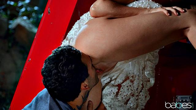 Nikki Peach breaks down on prom night, but gets some hot roadside help before dealing with Avi and her big mouth