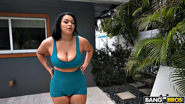 Сосед решил поглазеть, а получил жаркую траху с Ashlyn Peaks на заднем дворе - любопытство довело до оргазма!