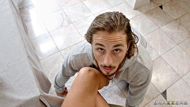 Парни забыли про тусовку, когда увидели мамку с большой жопой и накачанными сиськами - Чарли Феникс устроила групповуху прямо дома.