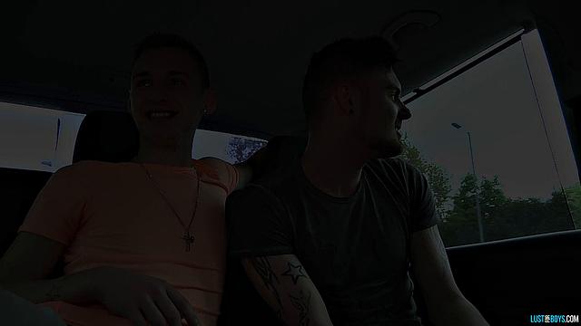 Твинка Камыка трахают вдвоём - Ками Уокер, Рис Бентли и Адам Уотсон