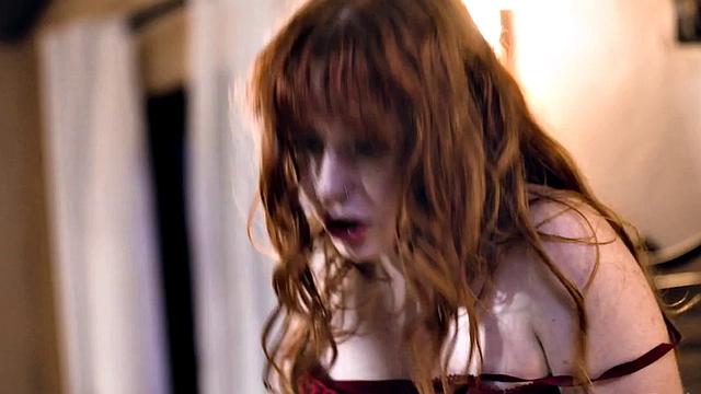 Dyke babe seduces lez before eating pussy in threesome