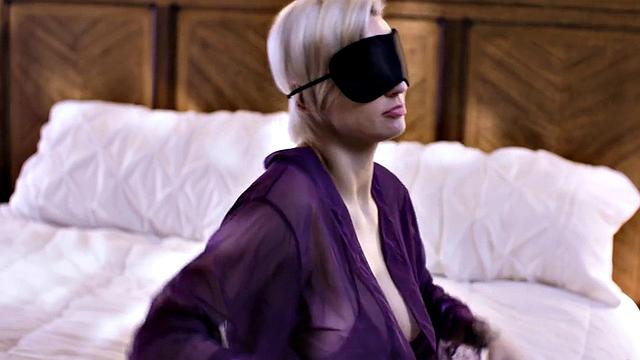 Dyke babe seduces lez before eating pussy in threesome